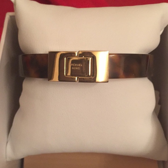 MK's Tortoise Shell Bracelet Retails for $115.- - Picture 2 of 8